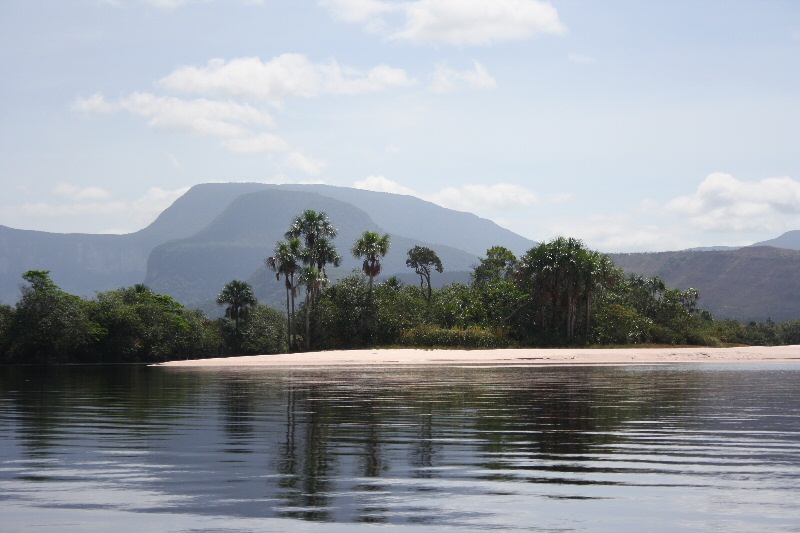 http://foto.awd.ru/data/media/10/20_churun_river_beach.jpg