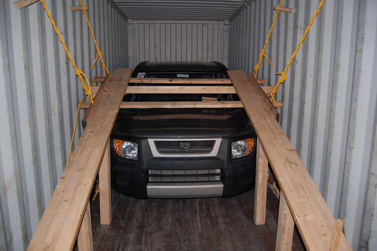 Доставка из США: как упаковываются автомобили в контейнере