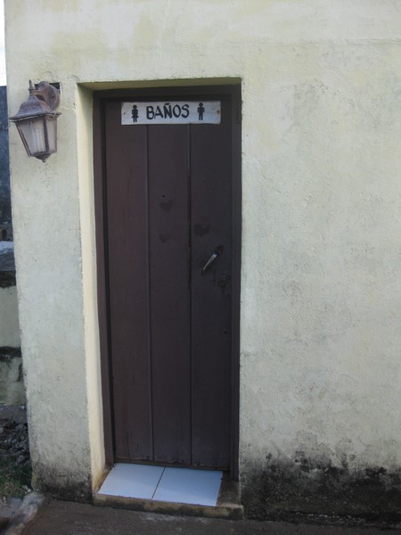 По нужде в различных уголках Мира (фото)