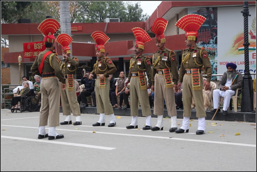 Люди в форме  (фото)