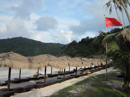 Красные флаги Реданга (март 2011), вспоминая Тиоман.