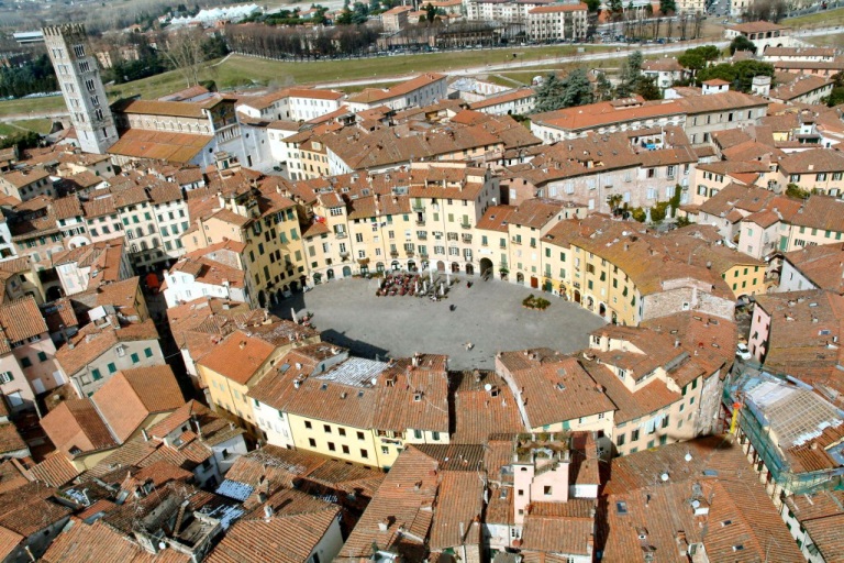 http://foto.awd.ru/data/media/75/Lucca-Piazza-Anfiteatro-1.jpg